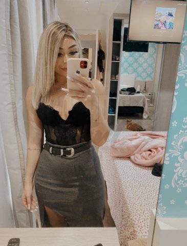 Barbara Rodrigues, uma acompanhante de luxo Loira e Natural de olhos Castanho Escuro, que atende na cidade de Floripa