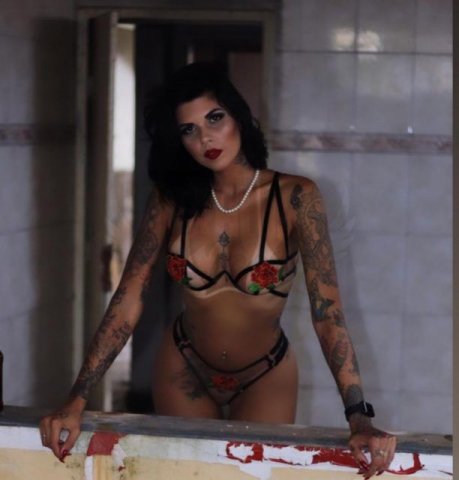 Aline Bitencurt, uma acompanhante de luxo  e Mulherão de olhos Castanho Escuro, que atende na cidade de Cuiabá