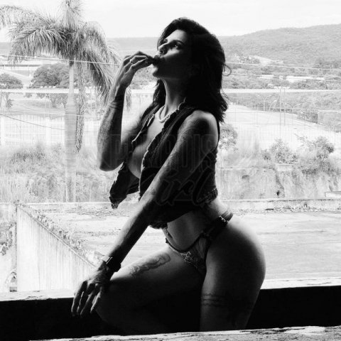 Aline Bitencurt, uma acompanhante de luxo  e Mulherão de olhos Castanho Escuro, que atende na cidade de Cuiabá