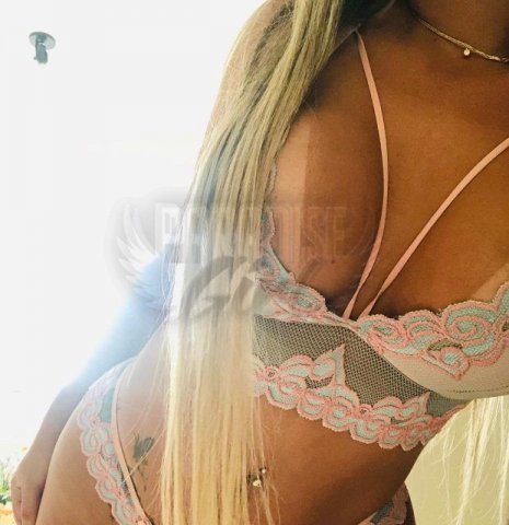 Mell Maia, uma acompanhante de luxo Loira e Siliconada de olhos , que atende na cidade de Cuiabá