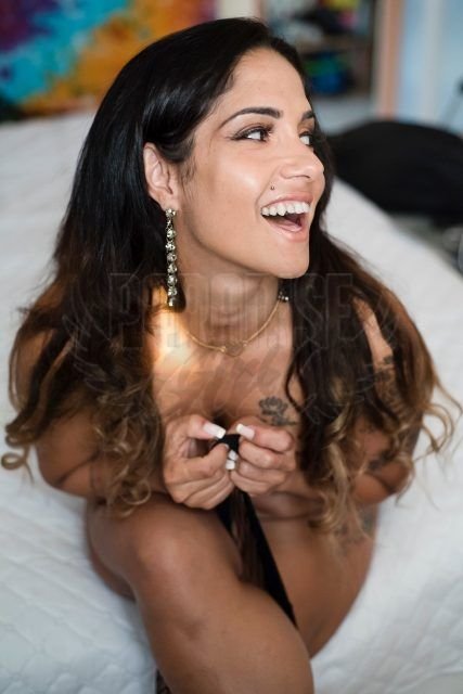 Hellen Goulart, uma acompanhante de luxo  e Mignon de olhos Castanho Escuro, que atende na cidade de Natal