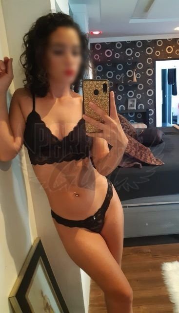 Mirella Santos, uma acompanhante de luxo  e Mignon de olhos Castanho Escuro, que atende na cidade de Joinville