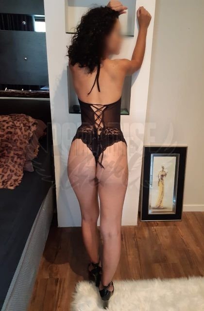 Mirella Santos, uma acompanhante de luxo  e Mignon de olhos Castanho Escuro, que atende na cidade de Joinville