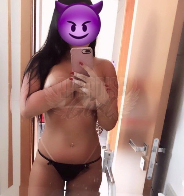 Yasmin Tavares, uma acompanhante de luxo  e Mignon de olhos Castanho Escuro, que atende na cidade de Goiânia