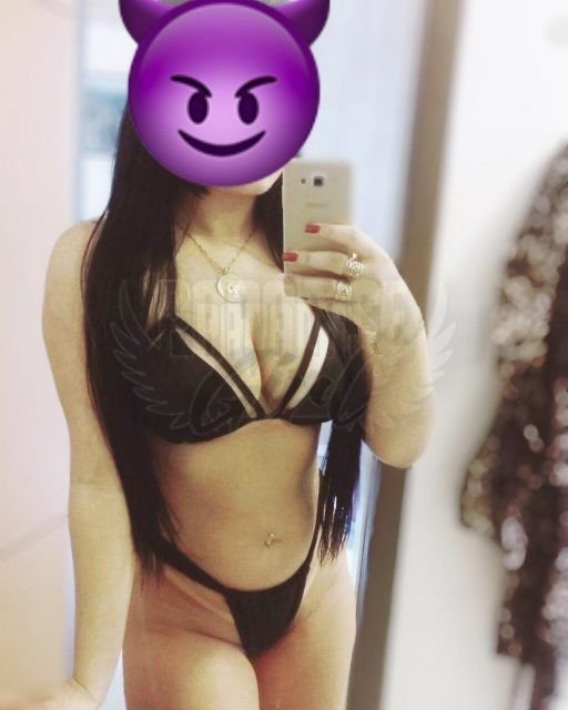 Yasmin Tavares, uma acompanhante de luxo  e Mignon de olhos Castanho Escuro, que atende na cidade de Goiânia