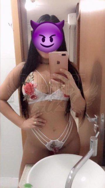 Yasmin Tavares, uma acompanhante de luxo  e Mignon de olhos Castanho Escuro, que atende na cidade de Goiânia
