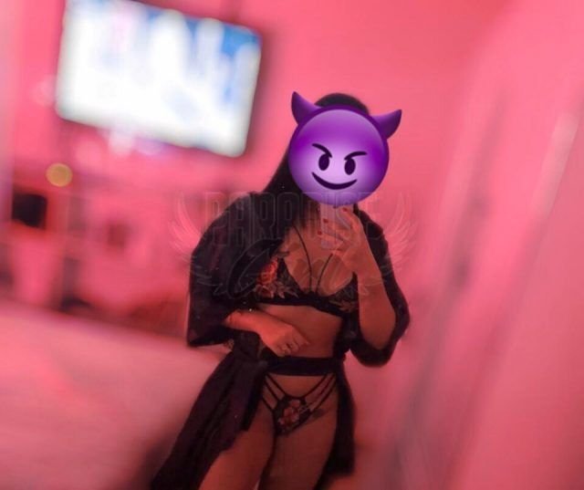 Yasmin Tavares, uma acompanhante de luxo  e Mignon de olhos Castanho Escuro, que atende na cidade de Goiânia