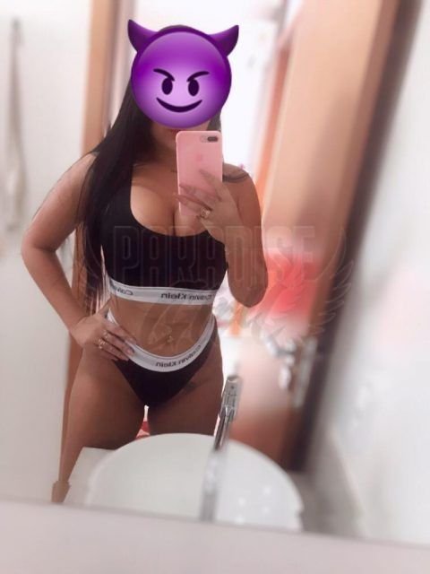 Yasmin Tavares, uma acompanhante de luxo  e Mignon de olhos Castanho Escuro, que atende na cidade de Goiânia