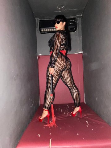 Inara Doutrinadora, uma acompanhante de luxo  e Mulherão de olhos Castanho Escuro, que atende na cidade de São Paulo