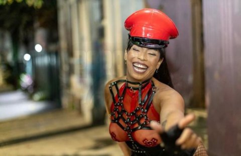 Inara Doutrinadora, uma acompanhante de luxo  e Mulherão de olhos Castanho Escuro, que atende na cidade de 