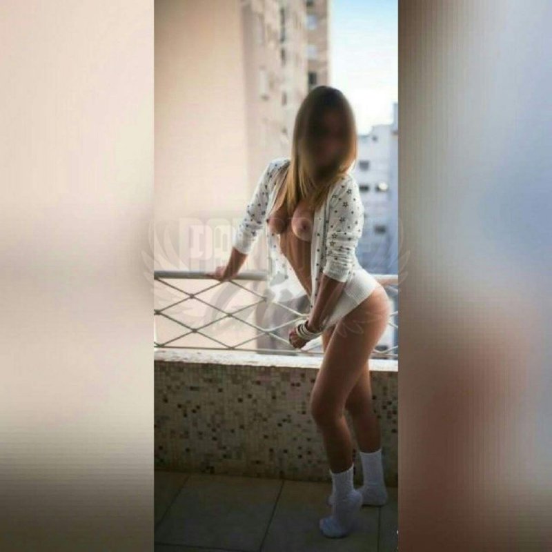 Alicia Medeiros, uma acompanhante de luxo Loira e Mignon de olhos Castanho Escuro, que atende na cidade de Natal