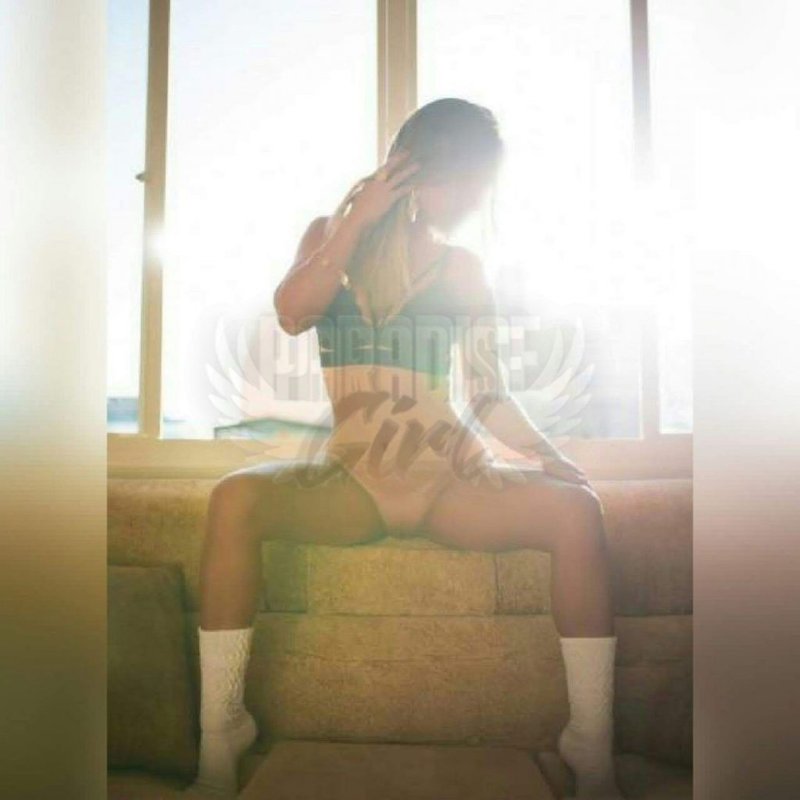 Alicia Medeiros, uma acompanhante de luxo Loira e Mignon de olhos Castanho Escuro, que atende na cidade de Natal