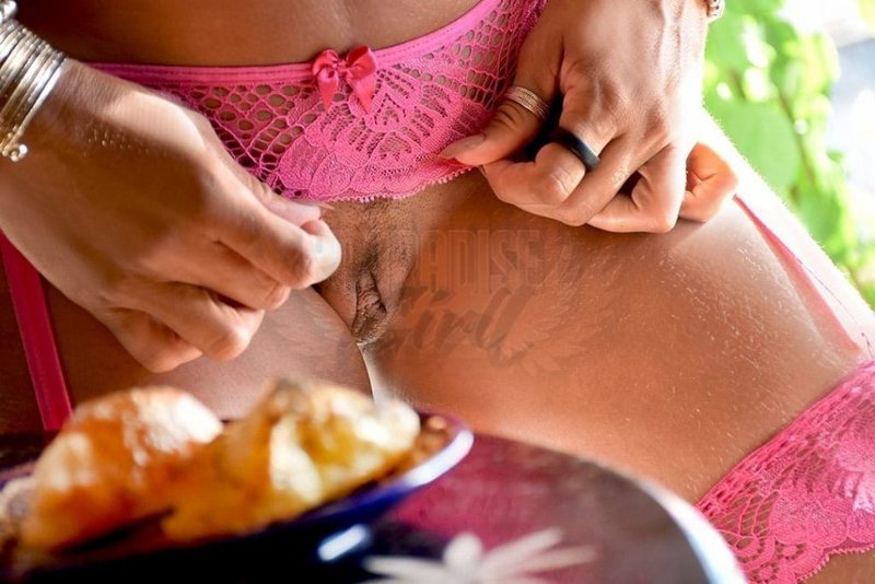 Adriana Carvalho, uma acompanhante de luxo Loira e Natural de olhos Castanho Claro, que atende na cidade de Salvador