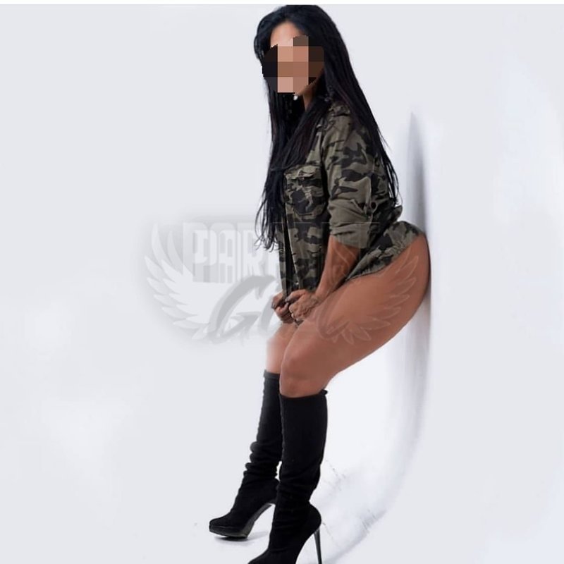 Solange Paixão, uma acompanhante de luxo  e Mulherão de olhos Castanho Escuro, que atende na cidade de Cuiabá