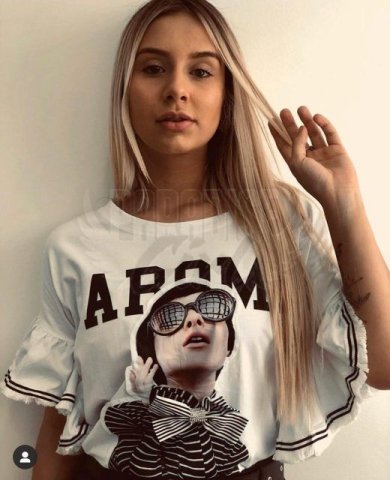 Geovanna Villela, uma acompanhante de luxo Loira e Mignon de olhos Castanho Esverdeado, que atende na cidade de Santos