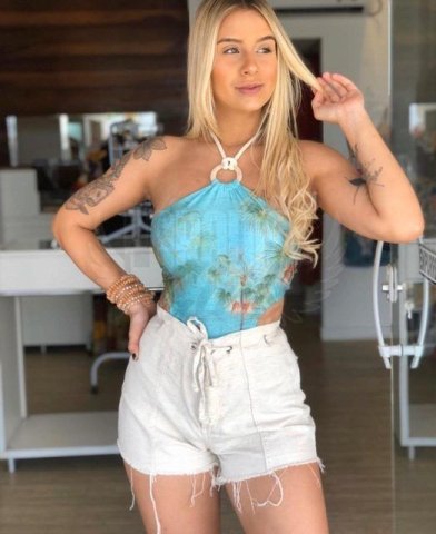 Geovanna Villela, uma acompanhante de luxo Loira e Mignon de olhos Castanho Esverdeado, que atende na cidade de Santos