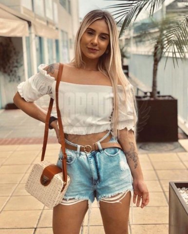 Geovanna Villela, uma acompanhante de luxo Loira e Mignon de olhos Castanho Esverdeado, que atende na cidade de Santos
