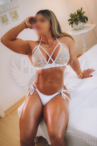 Barbara Fit, uma acompanhante de luxo Loira e Sarada de olhos Castanho Escuro, que atende na cidade de Porto Alegre