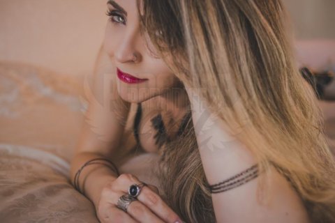 Janis J, uma acompanhante de luxo Loira e Natural de olhos Verde, que atende na cidade de São Paulo