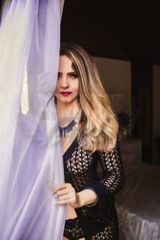 Janis J, uma acompanhante de luxo Loira e Natural de olhos Verde, que atende na cidade de São Paulo