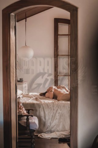 Janis J, uma acompanhante de luxo Loira e Natural de olhos Verde, que atende na cidade de São Paulo