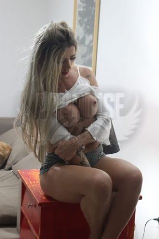 Lara Sophia, uma acompanhante de luxo Loira e Mulherão de olhos Castanho Escuro, que atende na cidade de Floripa