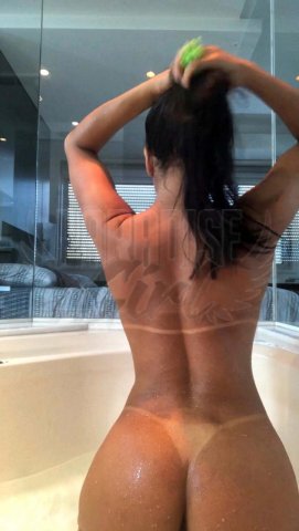 Baby Goianinha, uma acompanhante de luxo  e Mignon de olhos Castanho Escuro, que atende na cidade de Floripa