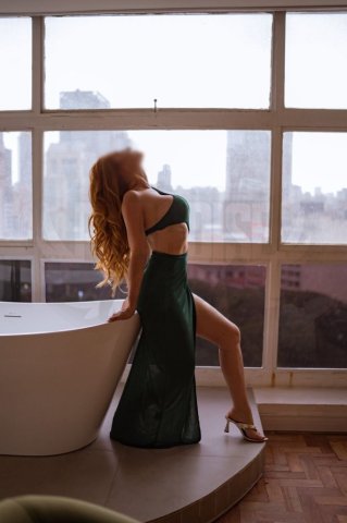 Valentina Góes, uma acompanhante de luxo Ruiva e Mignon de olhos Castanho Escuro, que atende na cidade de Floripa