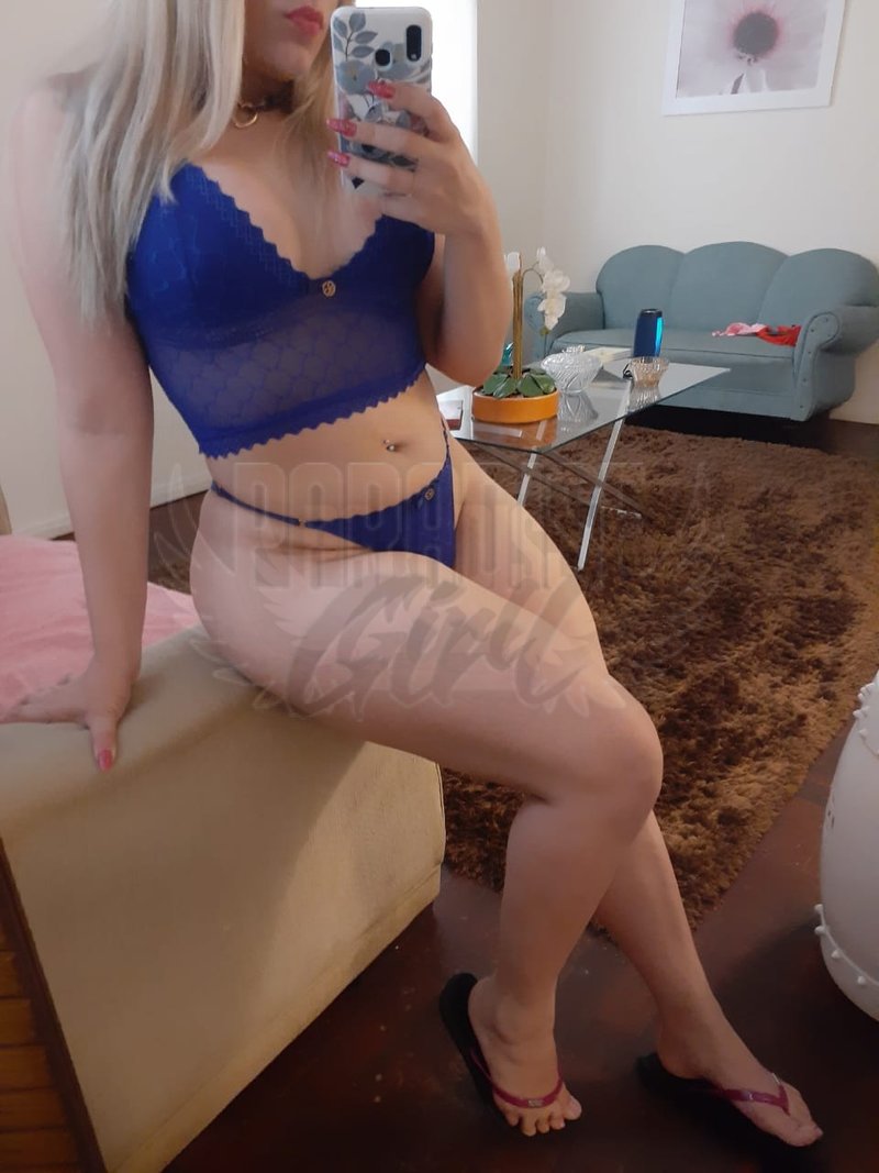 Larissa Soares, uma acompanhante de luxo Loira e Mulherão de olhos Castanho Escuro, que atende na cidade de Joinville