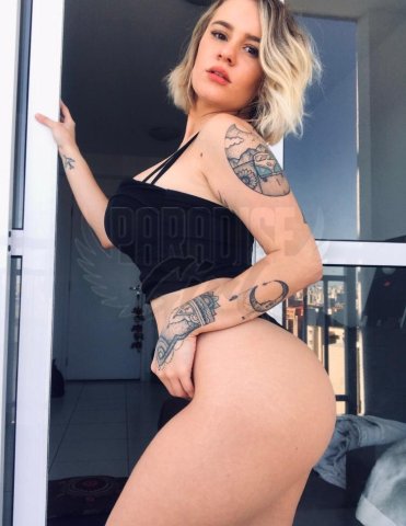 Natalie Cortez, uma acompanhante de luxo Loira e Mignon de olhos Castanho Escuro, que atende na cidade de São José dos Campos