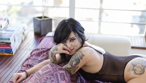 Juliana Ink, uma acompanhante de luxo Oriental e Natural de olhos Castanho Escuro, que atende na cidade de Rio de Janeiro