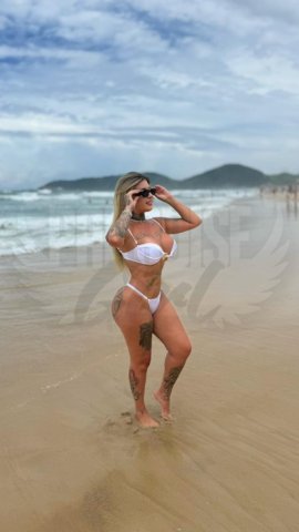 Júlia Andrade, uma acompanhante de luxo Loira e Mulherão de olhos Castanho Claro, que atende na cidade de Floripa