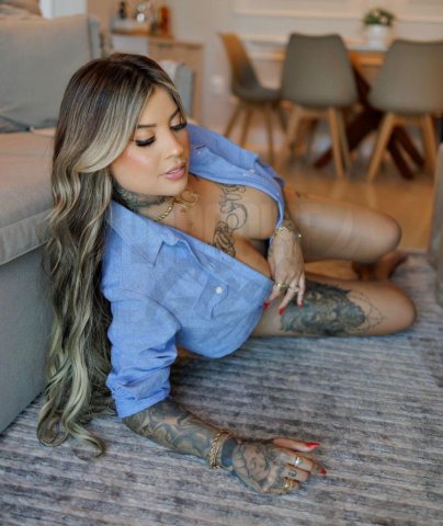 Júlia Andrade, uma acompanhante de luxo Loira e Mulherão de olhos Castanho Claro, que atende na cidade de Floripa