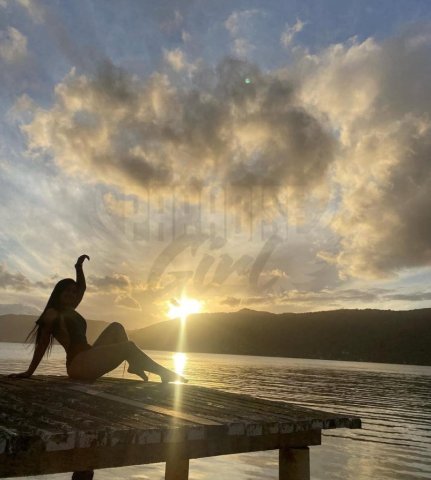 Angela Rodriguez, uma acompanhante de luxo Morena e Mignon de olhos Castanho Escuro, que atende na cidade de Floripa