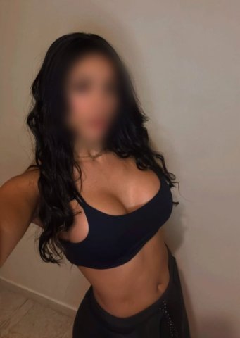 Gabi Ávila, uma acompanhante de luxo Morena e Mignon de olhos Castanho Escuro, que atende na cidade de São Paulo