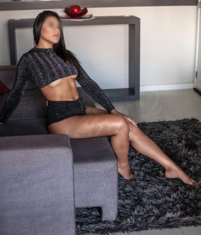 Gabi Ávila, uma acompanhante de luxo Morena e Mignon de olhos Castanho Escuro, que atende na cidade de São Paulo