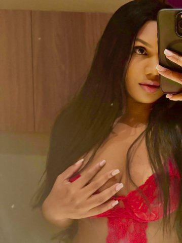 Sarah Cash, uma acompanhante de luxo Morena e Mulherão de olhos Castanho Escuro, que atende na cidade de Curitiba