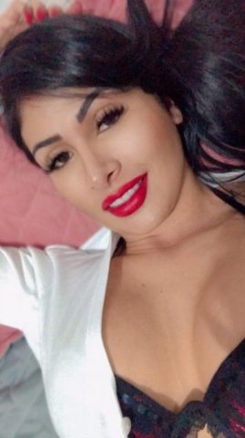 Gabrielle Cordeiro, uma acompanhante de luxo Morena e Siliconada de olhos , que atende na cidade de Belo Horizonte