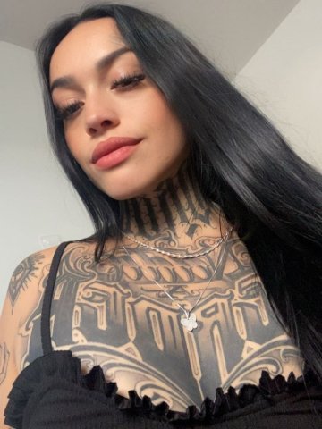 Vitória Lins, uma acompanhante de luxo Morena e Mignon de olhos Castanho Esverdeado, que atende na cidade de Floripa