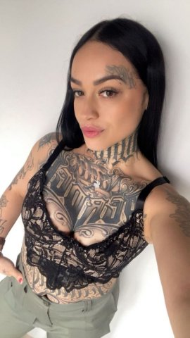 Vitória Lins, uma acompanhante de luxo Morena e Mignon de olhos Castanho Esverdeado, que atende na cidade de Floripa