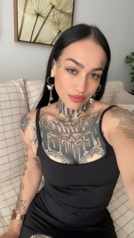 Vitória Lins, uma acompanhante de luxo Morena e Mignon de olhos Castanho Esverdeado, que atende na cidade de Floripa