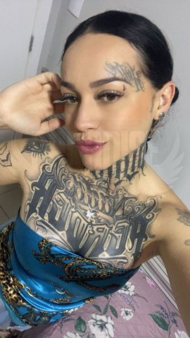 Vitória Lins, uma acompanhante de luxo Morena e Mignon de olhos Castanho Esverdeado, que atende na cidade de Floripa