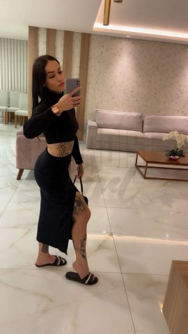 Vitória Lins, uma acompanhante de luxo Morena e Mignon de olhos Castanho Esverdeado, que atende na cidade de Floripa