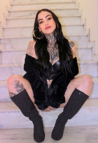 Vitória Lins, uma acompanhante de luxo Morena e Mignon de olhos Castanho Esverdeado, que atende na cidade de Floripa