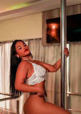 Emanuelle Dias, uma acompanhante de luxo Morena e Esbelta de olhos Castanho Claro, que atende na cidade de Floripa