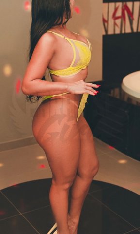 Manuela Monjardim, uma acompanhante de luxo Morena e Sarada de olhos Castanho Escuro, que atende na cidade de Goiânia