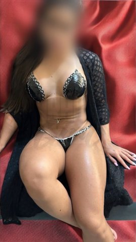 Karolina Silva, uma acompanhante de luxo Morena e Sarada de olhos Verde, que atende na cidade de Curitiba