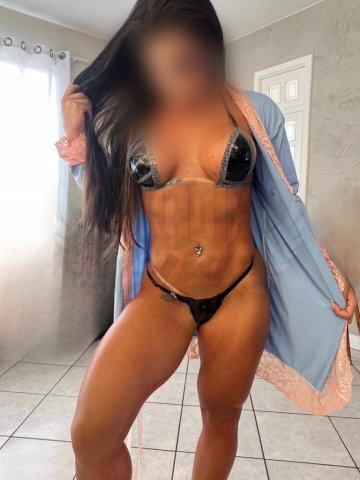 Karolina Silva, uma acompanhante de luxo Morena e Sarada de olhos Verde, que atende na cidade de Curitiba